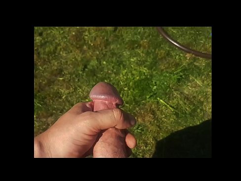❤️ Žhavá kočička si nechá ošukat růžovou kundičku a udělá se squirtem v letní zahradě. Porno video u cs.image-kassir.ru ❌❤